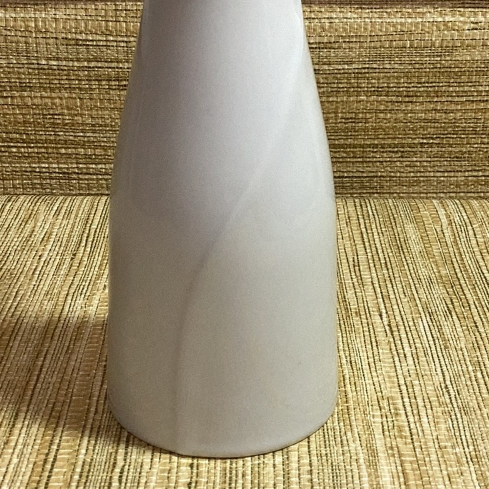 Vintage Dansk Tapered Dove Tale 7.5”Elegant White Porcelain Vases a pair of - Picture 5 of 5